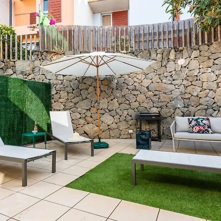 Vakantiehuis Family House With Patio And Communal Pool